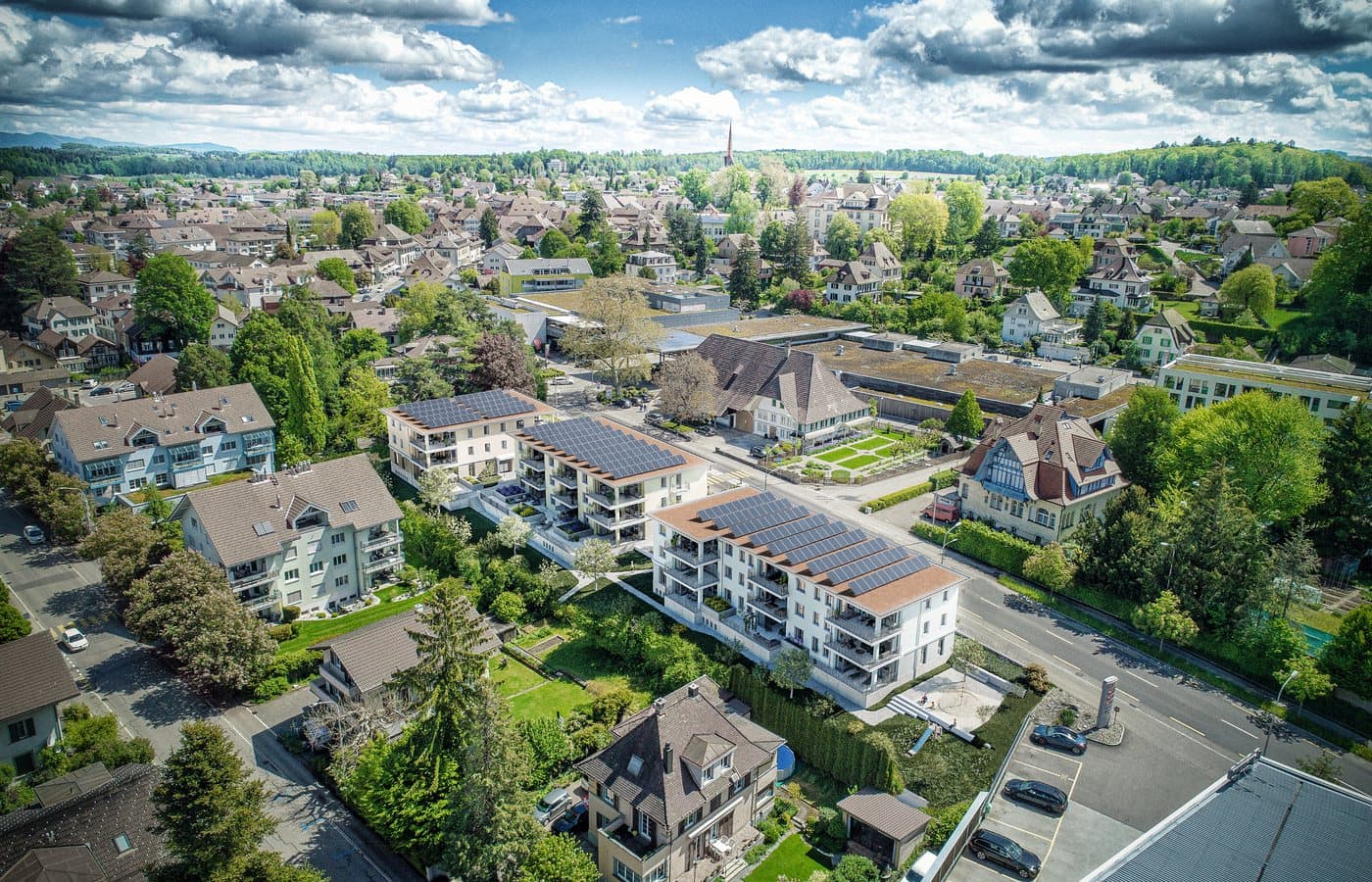 Drohnenansicht einer Wohnüberbauung im städtischen Umfeld